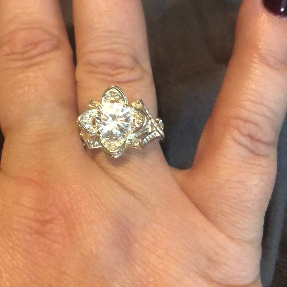 NWOT Silver and Crystal Flower Ring. Size 9